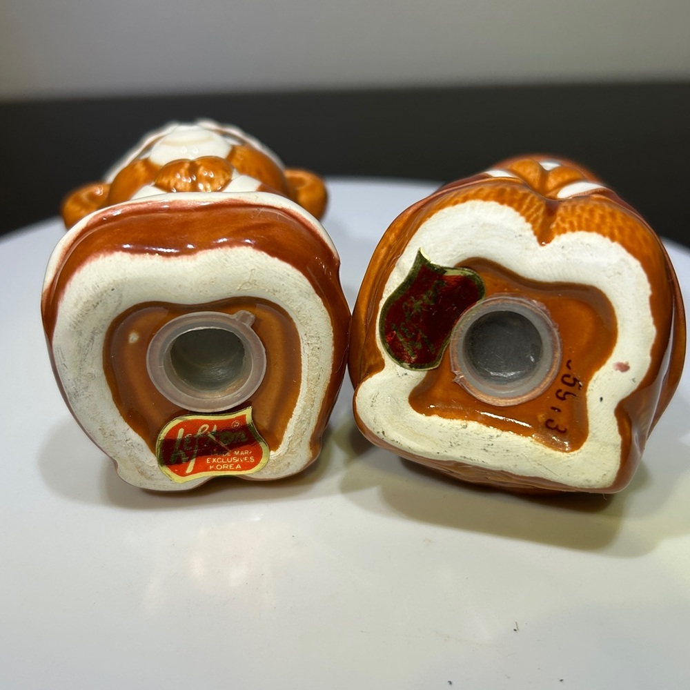 Vintage 80’s Lefton Pilgrim Bears Ceramic Salt and Pepper Shakers - Picture 6 of 9